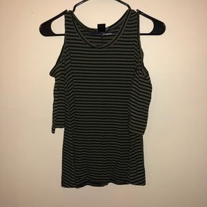 Peep shoulder stripped army green and black shirt